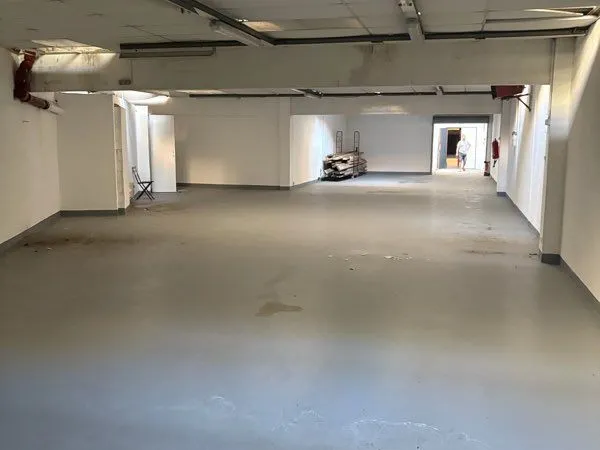 Local de stockage / archives 200 m² à Bobigny - Monte-charge