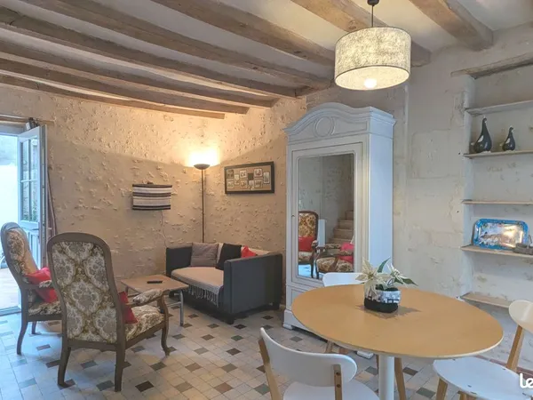 Charmante maison de ville, avec cour au sud. Proche des commerces. Pierres, poutres, colombages...