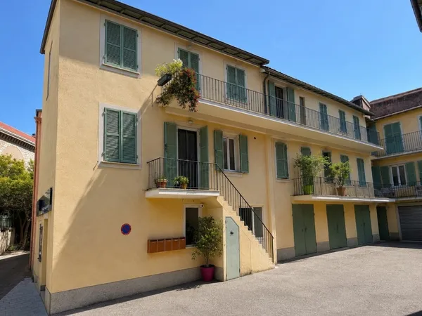 BEAULIEU SUR MER - CENTRE-VILLE - ENSEMBLE DE 7 APPARTEMENTS REPARTIS SUR 2 NIVEAUX - CALME - PROCHE