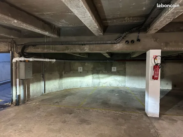 Grand parking en sous sol à Courbevoie