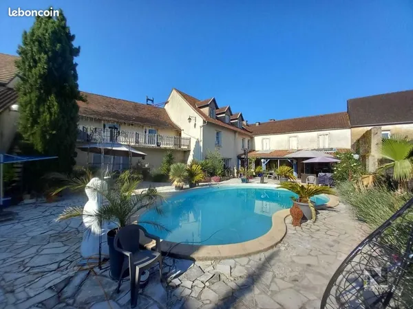 Maison 50 pièces 1 687 m²