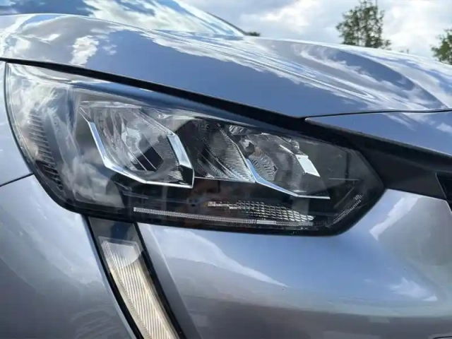Peugeot 208 puretech 100 s&amp;s eat8 — photo 16