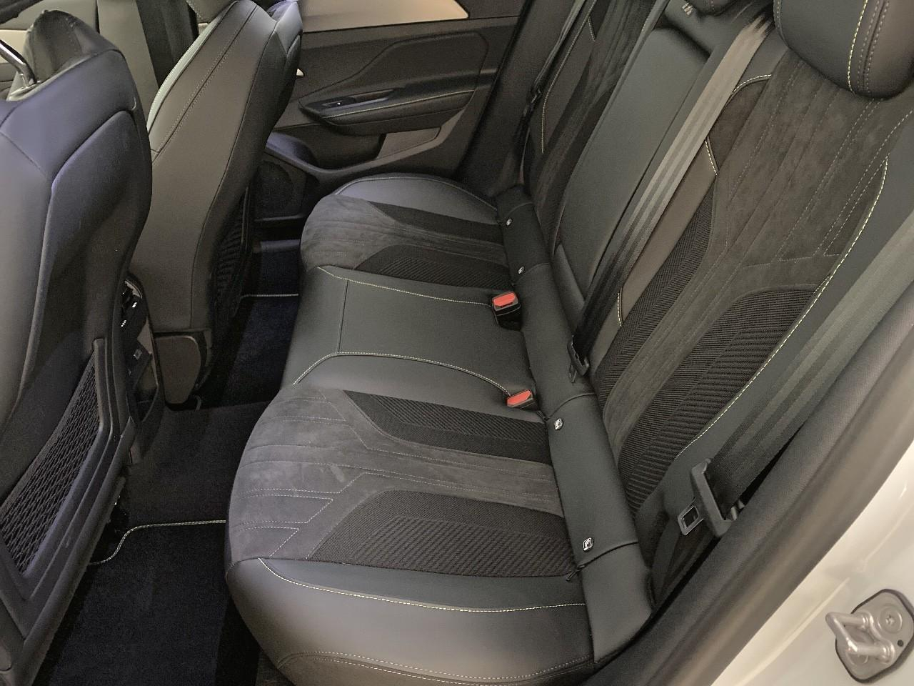 Peugeot 408 hybrid 145 e-dcs6 gt — photo 10