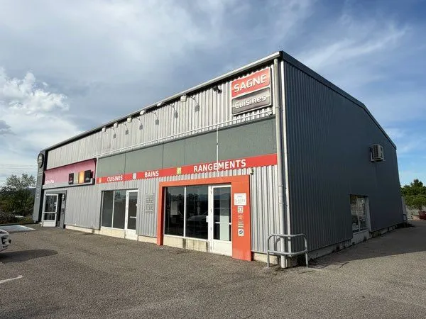 Local commercial 600m² + terrain 1400m² - visibilité RN102