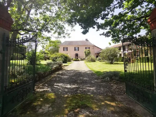 Maison de maître, avec gite indépendant sur 1ha, proche Marc