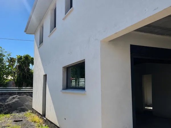 Villa contemporaine à terminer avec piscine - Terrain de 300