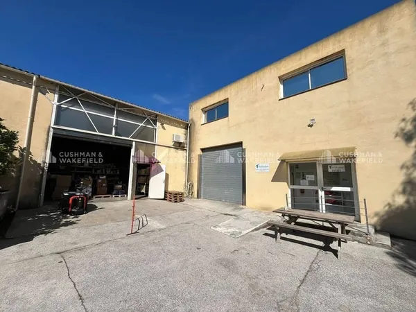 Local d'activité 592 m²