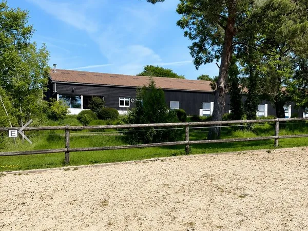 Maison avec 7 boxes + stabule a vendre a côté du forêt