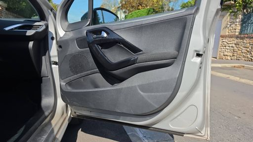 Peugeot 208 1.2 PureTech 82 - Style – 2018 – 60513 km – Essence – Boîte Manuelle — photo 22