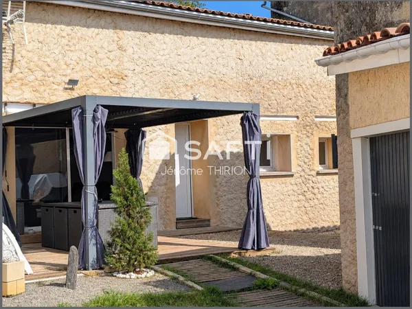 Maison rénovée avec jardin, garage et parking privatif. Au coeur de Saint-Savin