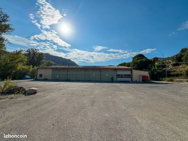 Terrain de 8 458 m² avec 2 locaux