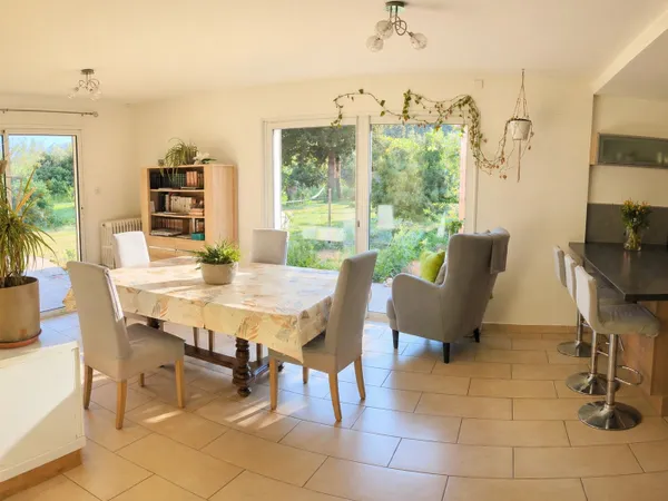 Vends bas de villa 5 pièces - 111 m² - Grand jardin