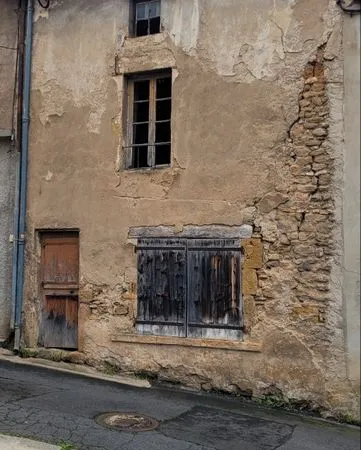 Bâtiment en pierre à rénover entièrement - Saint-Germain-Lembron (63340)