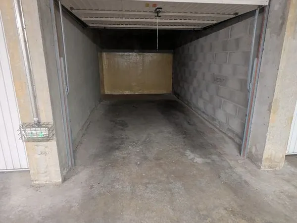 Garage fermé et sécurisé