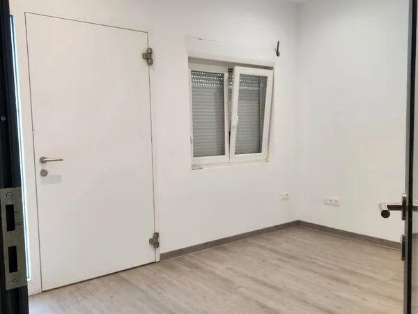 Local professionnel / Entrepôt de 70m2 avec bureau