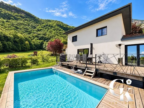 Maison de type 5 Pièces + Terrasse et Piscine