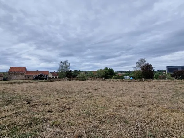 Terrain constructible borné et viabilisé 1 148 m²