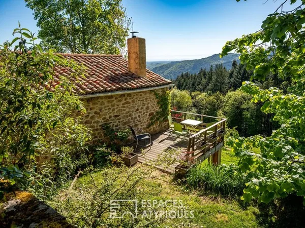 En Ardèche Verte, l'environnement rare d'un ancien corps de ferme.