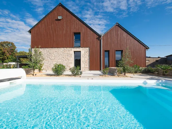 Maison d'habitation avec piscine chauffée et gîtes de charme à Saint Ouen des Toits (15 min de Laval