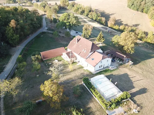 Studio meublé avec vue jardin - Cadre paisible et verdoyan. A 5 min de Lons-le-Saunier
