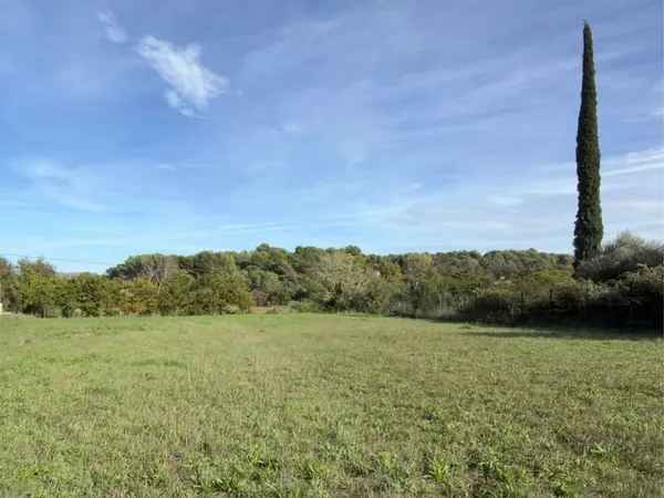 Magnifique terrain constructible avec vue collines dans un secteur privilégie proche Aix en Provence