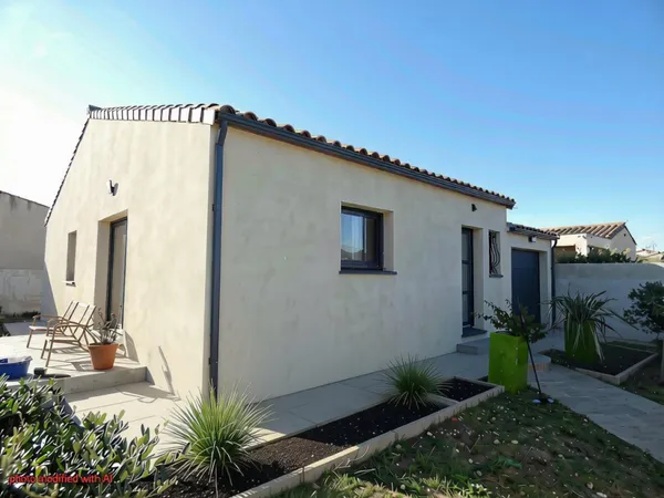 villa plain pied RT2012 de 83m² avec 3 chambres sur un terrain de 326m² avec garage