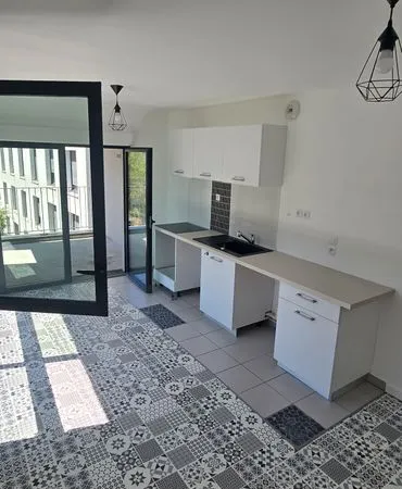 Bordeaux Bassins à flot T2 rénové accessible PMR avec loggia et parking