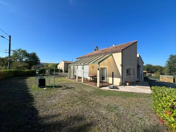 Maison 4 chambres avec garage sur 1 900m² de terrain avec piscine