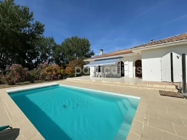 SOULAC-SUR-MER, Maison de plain pied d'environ 130 M2, 2100 M2 de terrain, Garage, Piscine