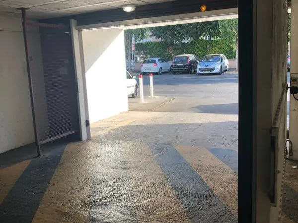 Marseille Prado Rabateau hôpital St Joseph grand garage de 30 m2 à louer