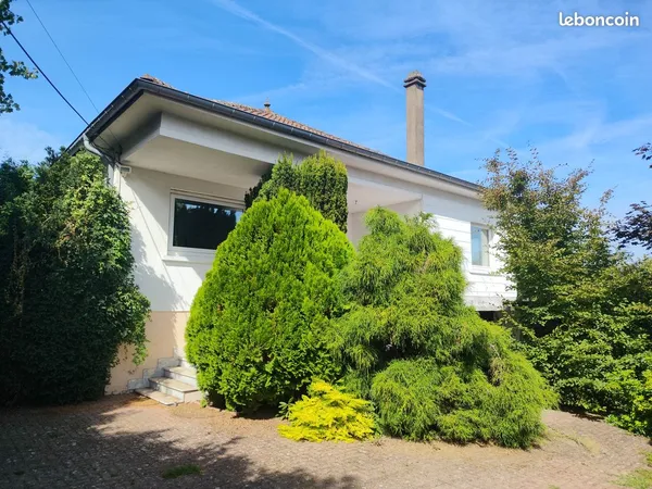 Propriété arborée à proximité du centre ville