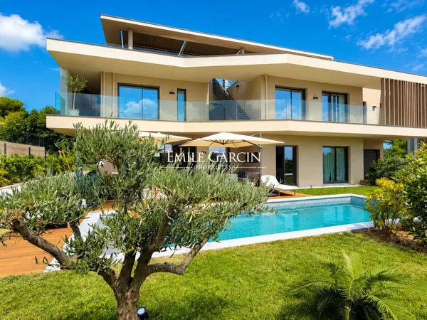 A louer, Mougins Cote d'Azur, villa contemporaine, 5 chambres doubles, piscine, domaine securisé