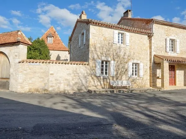 Maison de village, 5 chambres. Grenier et dépendances (pigeo