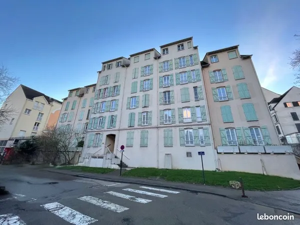Appartement de 3 pièces principales dans bonne Résidence
