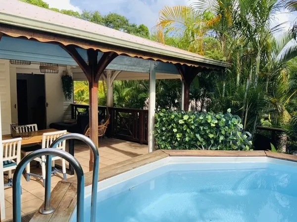 Maison en bois et béton avec piscine – Sainte-Anne (Guadeloupe) – 315 000 €