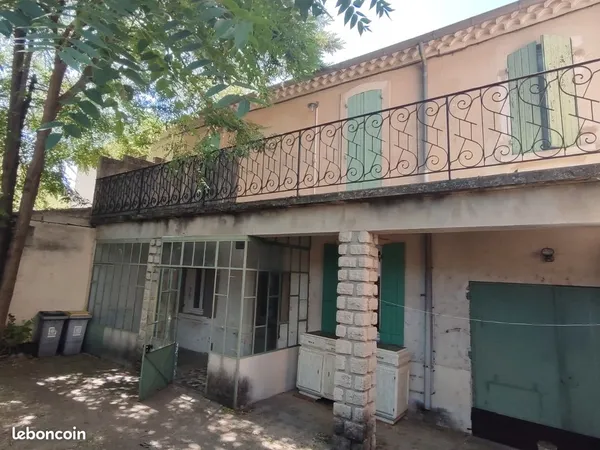 Jolie maison de ville sur 550m2. Jardins et garage...