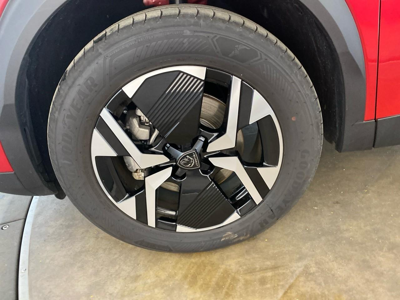 Peugeot 2008 hybrid 145 ch e-dcs6 allure — photo 11