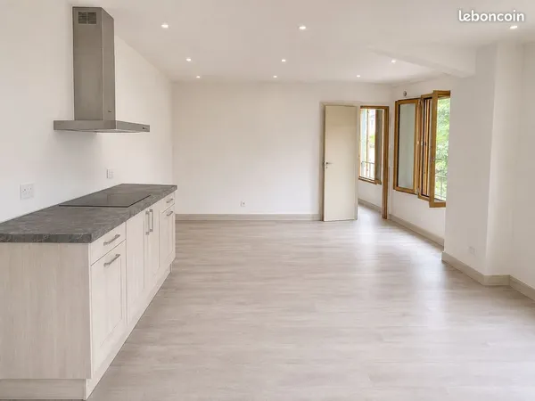 T2 rénové avec garage et grande cave - esprit maison de village à Serrières