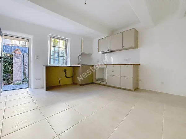 Cucuron - Maison de village rénovée, prête à vivre : posez vos valises !