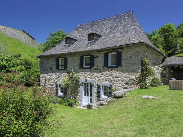 Maison en Val d'Azun avec garage et dépendances