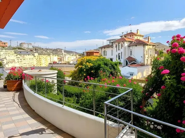 TRÈS BEL APPARTEMENT RÉNOVÉ AVEC TERRASSE PLEIN SUD