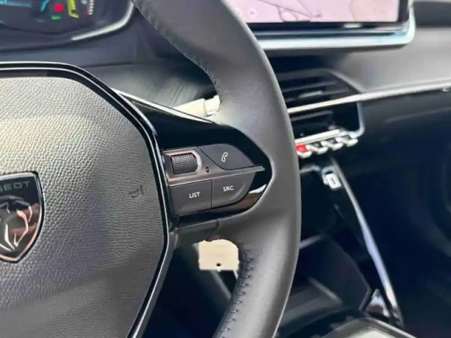 Peugeot 2008 e- 156ch 54 kwh style — photo 15