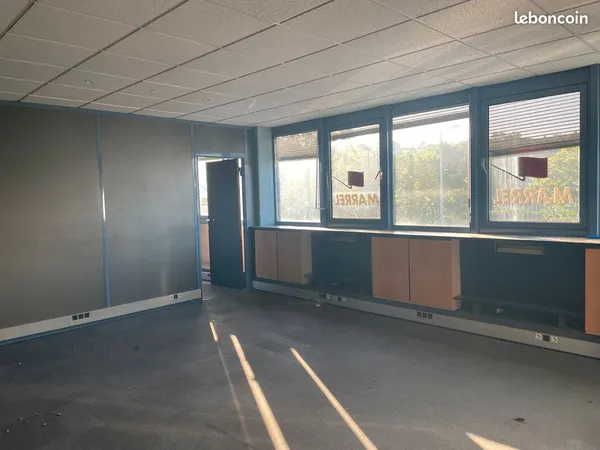 Local industriel 990 m² + bureau 330 m² + parking divisibles