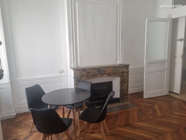 Appartement 2 pièces 51 m² au 33 grande rue de Vaise 69009 LYON ce T2 meublé d'environ 51 m2, au RDC