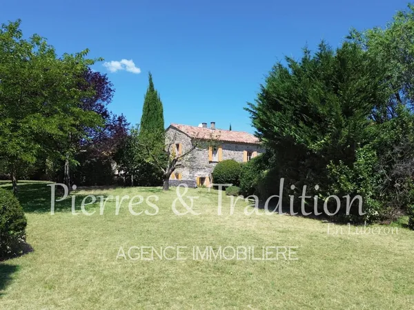 Authentique maison en pierre avec jardin et piscine au coeur de Montjustin