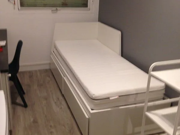 Loue chambre de bonne meublée 13008