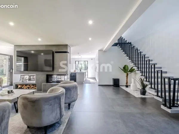 Maison 5 pièces 196 m²