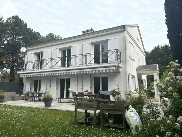 Maison 7 pièces 246 m²