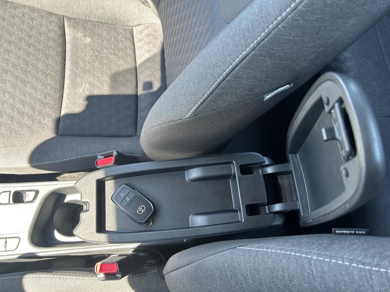 Toyota Yaris 116h iconic 5p — photo 18