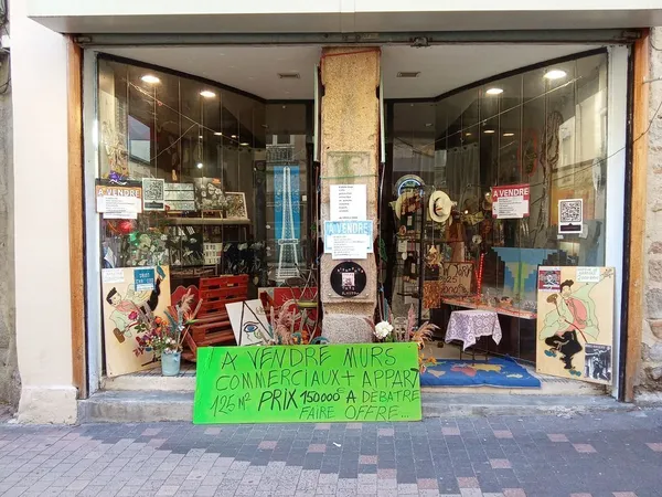 AV locaux activité + murs commerciaux +appart 125 m2